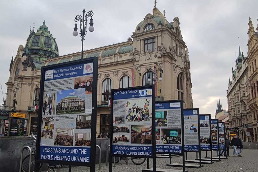 In Prag wurde mit Unterstützung der ZVNS-Stiftung eine Freiluftausstellung mit dem Titel „Wie Russen auf der ganzen Welt der Ukraine helfen“ eröffnet.